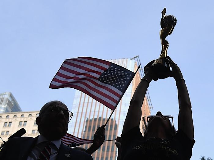 cordeiro-rapinoe-shadow-trophy-wwc.jpg